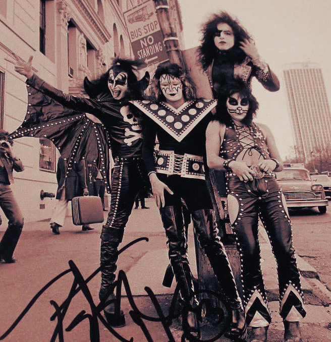 Kiss_in_Central_Park_(1974)_FK